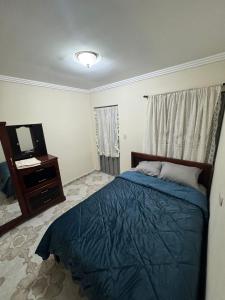 Un dormitorio con una cama y un televisor. en Spacious 6 bedroom home, en Cuenca