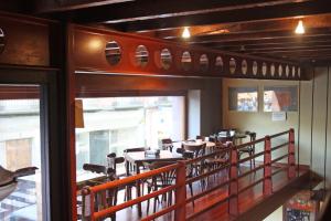 une salle à manger avec des tables et des chaises dans un restaurant dans l'établissement Hotel La Colmena, à Luarca