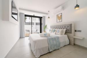 Una cama o camas en una habitación de Villa Piedanlo, Pool and Beach Front GF & FF