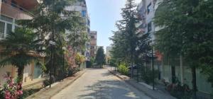 una calle vacía en una ciudad con edificios en Flori Apartment, en Golem 8 fotos más