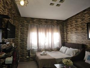 Giường trong phòng chung tại Studio Unit Staycation in Cainta