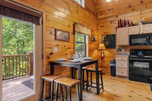 Η κουζίνα ή μικρή κουζίνα στο Caught Ya Peek'n Cabin