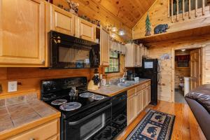 Η κουζίνα ή μικρή κουζίνα στο Caught Ya Peek'n Cabin +17 φωτογραφίες