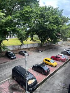 un gruppo di auto parcheggiate in un parcheggio di Destiny Inn Homestay a Bukit Mertajam