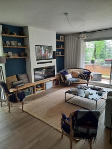 Ruang duduk di Chambre privée avec balcon et parking gratuit Anglet Bayonne