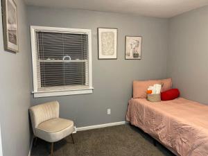 Ένα ή περισσότερα κρεβάτια σε δωμάτιο στο Cozy Haven Home Away from Home