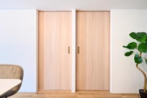 two doors in a room with a plant at シャトーひらぎし in Sapporo +56 photos