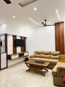 バガモンにあるGREENSHORE 4BHK Villa Vagamonのソファとコーヒーテーブルのあるリビングルーム