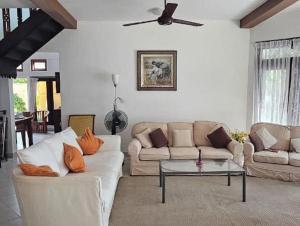 Una sala de estar con dos sofás y una mesa. en Aqua Leisure Resort Bentota, en Bentota