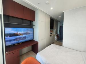 Μια τηλεόραση ή/και κέντρο ψυχαγωγίας στο 더베이먼트레지던스