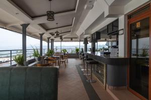 Un restaurante u otro lugar para comer en OMX Hotel Kimihurura