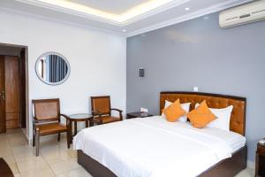 Una cama o camas en una habitación de OMX Hotel Kimihurura