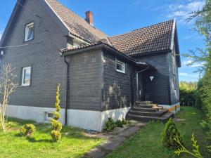 una casa gris con tejado abuhardillado en Cozy apartment in Norway one hour from Oslo, en Eidsberg