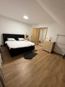 En eller flere senge i et værelse på BM Wohnung + 3 billeder