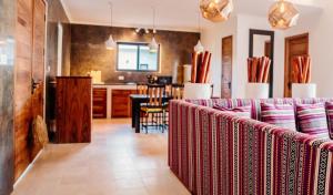 eine Stuhlreihe in einem Raum mit Küche in der Unterkunft Heritage Sunset Retreat Zanzibar in Mchangani