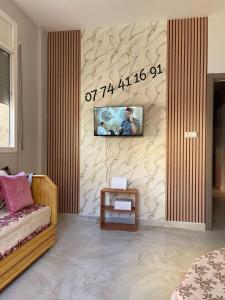 Μια τηλεόραση ή/και κέντρο ψυχαγωγίας στο Al Hoceima Appartement Wifi