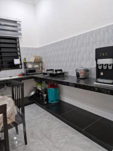Kuchyň nebo kuchyňský kout v ubytování Sofhea Homestay Cherang Ruku
