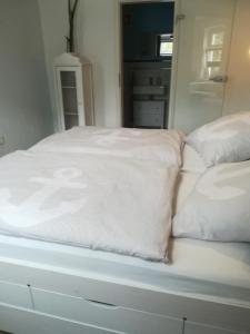 Postel nebo postele na pokoji v ubytování Cozy apartment in the Vinetastadt Barth + 9 fotografií