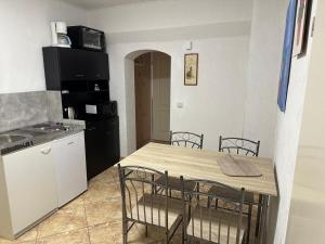 a kitchen and dining room with a table and chairs at Gästewohnung Sommer Locktow, Hauptstraße 1 in Locktow