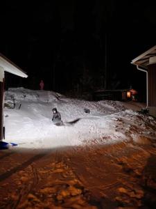 ロヴァニエミにあるBed and saunaの夜間の雪面滑り場