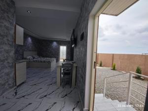 a room with a kitchen and a bedroom at Kirayə Evler in Astara