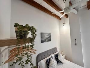 Una cama o camas en una habitación de NUEVO bonito ático centro tradicional en Alicante Mercado Central