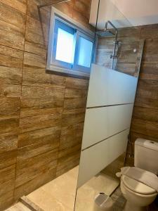 リマソールにある1-bedroom duplex 100m by the seaのトイレと窓のあるバスルーム +12枚の写真