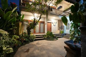 a courtyard of a house with a bunch of plants at Nuna House Ubud in Ubud