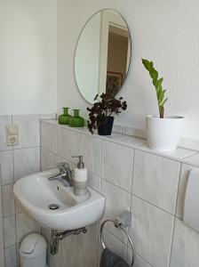 Ένα μπάνιο στο Ferienwohnung am Mozartring +7 φωτογραφίες