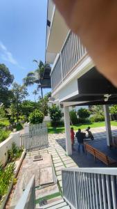 Zwei Leute stehen vor einem Haus. in der Unterkunft Nishwas homes in Kochi