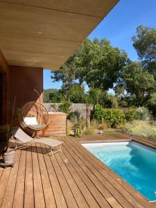 una terrazza con sedia e una piscina di maison Popup dans un ecrin de verdure a La Londe-les-Maures