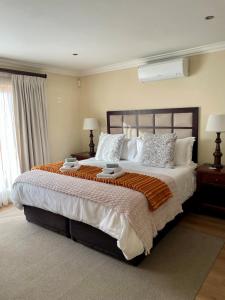 Giường trong phòng chung tại Topaz Cove Luxury Villas