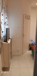 a small room with a television and a door at Casa Delfino in Chioggia