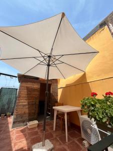 ソルソにあるCasa logudoro 7のパティオ(白い大きな傘付)