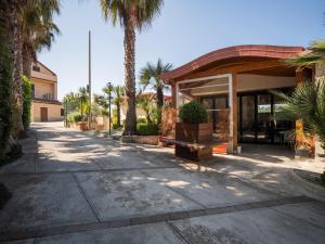 GasponiにあるApartment in Tropea with Mountain Viewsのヤシの木が立ち並ぶ通路