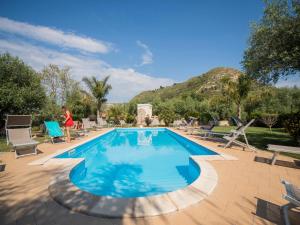 GasponiにあるApartment in Tropea with Mountain Viewsの山を背景にプールの近くに立っている女性 +29枚の写真