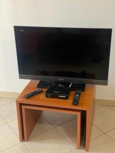 Μια τηλεόραση ή/και κέντρο ψυχαγωγίας στο VILLA CASuZZE 1 - a few steps from the sea