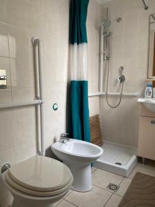 Ένα μπάνιο στο VILLA CASuZZE 1 - a few steps from the sea