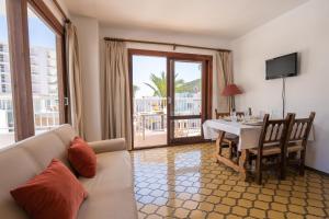 Et tv og/eller underholdning på Apartamentos Cala LLonga Playa