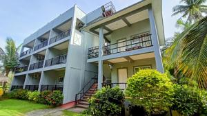 un immeuble avec des escaliers et des plantes dans l'établissement Suki Beach Resort Standard Aircon Room D, à Santa Magdalena
