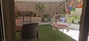 d'une petite terrasse avec une table et des chaises sur un balcon. dans l'établissement A big Family nice sunset flat, à Amman 17 autres photos
