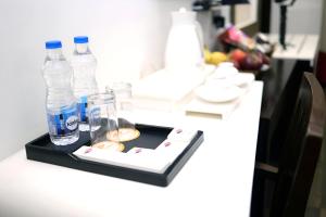 ニューデリーにあるPrime Hotel Stars View 'Near RK ashram metro' 5 min from New Delhi railway stationのテーブル(ボトル入り飲料水、グラス付)