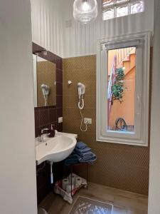 ソルソにあるCasa logudoro 7の洗面台と窓のあるバスルーム +20枚の写真