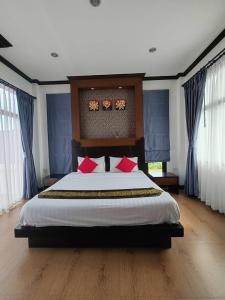 Un dormitorio con una cama grande con almohadas rojas. en Aonang Chiva Villa, en Ao Nang Beach 10 fotos más