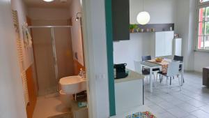 a small bathroom with a sink and a table at Elegante appartamento vicino al mare a Calambrone in Pisa