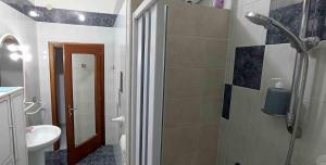 un baño con ducha y lavabo en ADM addumammà casa vacanze sul mare, en Portici