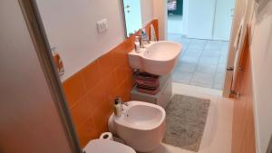 a bathroom with a toilet and a sink at Elegante appartamento vicino al mare a Calambrone in Pisa +19 photos