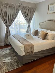 Ένα ή περισσότερα κρεβάτια σε δωμάτιο στο Royal King Guest House Roodepoort