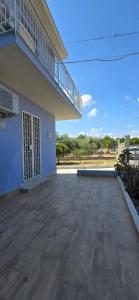 a large patio outside of a building with a balcony at SOLUNTUM - locazione turistica in Santa Flavia