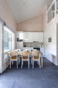 a kitchen and dining room with a table and chairs at Tunturihovi A in Äkäslompolo